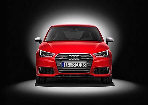 Audi - Una serie di dettagli, come le minigonne laterali e il sistema di scarico, vantano uno stile sorprendente. Quattro nuovi colori esterni completano il catalogo delle tinte.  width=