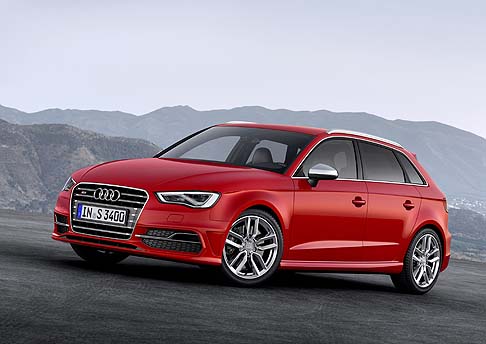 Audi - Ricca anche la dotazione di serie specifica che prevede: climatizzatore automatico comfort, fari xeno plus con luci diurne in tecnologia LED, sedili sportivi rivestiti in alcantara/pelle, Audi sound system. Competitivi anche i prezzi. width=