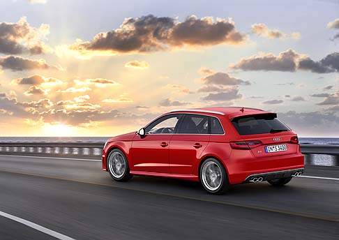 Audi - Il profilo laterale propone gli alloggiamenti degli specchietti retrovisori in look alluminio e speciali listelli sottoporta. width=