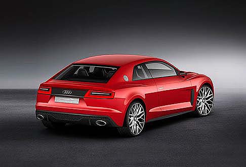 Audi - Ulteriore elemento distintivo è il diffusore in CFRP allungato verso l'alto, dalla parte superiore a nido d'ape, mentre la parte inferiore include due i terminali di scarico ovali. width=