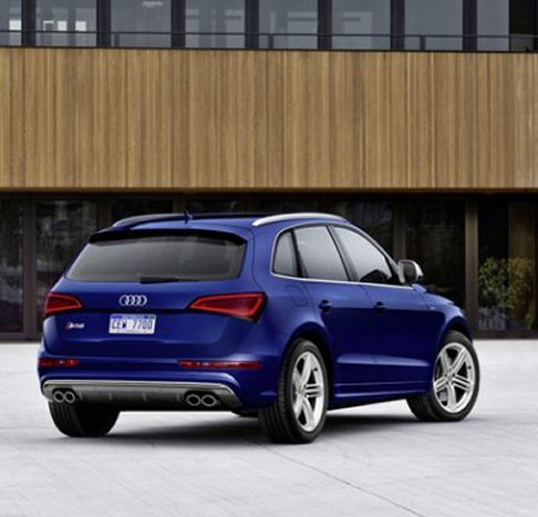 Audi - Il cuore del veicolo è il motore V6 di 2.995 cc dotato di compressore volumetrico fra le bancate, di albero di bilanciatura per ridurre le vibrazioni, di valvole di aspirazione ad alzata variabile e valvole a farfalla nei condotti di aspirazione.  width=