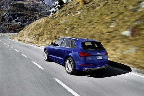 Audi - A bordo è presente una pedaliera in look alluminio, strumentazione con quadranti grigi e numeri bianchi, mentre le sellerie nere presentano cuciture Moon Silver.  width=