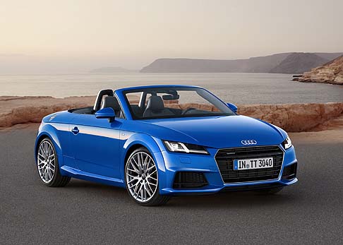 Audi - L ´equipaggiamento di Audi TT Roadster include la capote automatica insonorizzata, gruppi ottici xeno plus con luci diurne in tecnologia LED, lo sterzo progressivo e l’Audi active lane assist. width=