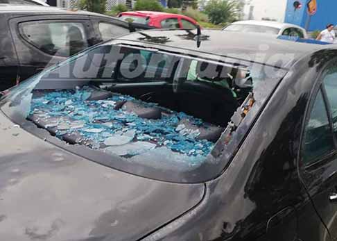 Centro Commerciale di Casammassima - Auto bersagliata dalla grandine con bozzi sul cofano e vetro rotto nei pressi del Centro Commerciale di Casammassima, Bari
