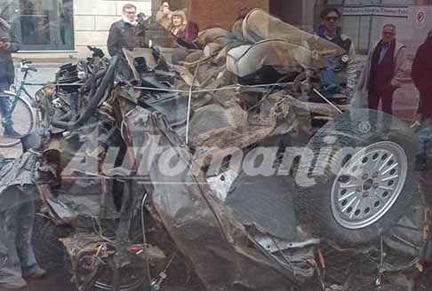 Auto distrutta di Falcone - Auto distrutta della Scorta di Giovanni Falcone nella Strage di Capaci, esposta in Piazza Prampolini a Reggio Emilia