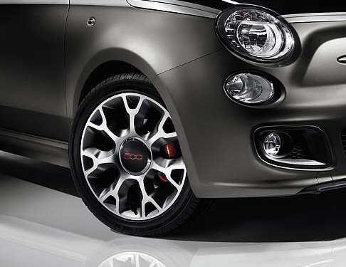 Fiat - La nuova serie speciale si presenta con la vernice bicolore metallizzata con tetto e linea di cintura in nero vesuvio, body in grigio colosseo, le calotte degli specchi satinate, i cerchi in lega diamantati specifici da 16 pollici. width=