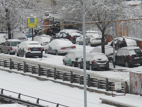 Roma - Auto innevate a Roma disagi per la circolazione width=