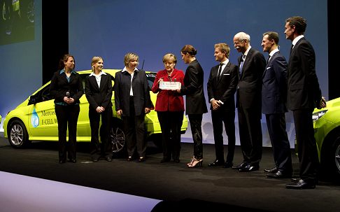 Mercedes-Benz - Anniversario dei 125 anni Mercedes con Angela Merkel in giacca rossa width=