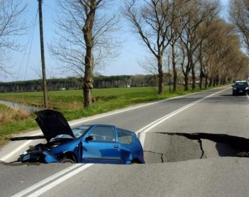 Incidente - Auto inghittida da una voragine in grave condizioni due donne - Foto LaPresse width=