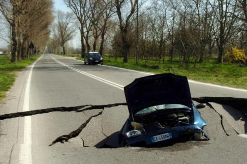 Incidente - Un´auto inghittida da una voragine apertasi all'improvviso sulla sfalto - Foto LaPresse width=