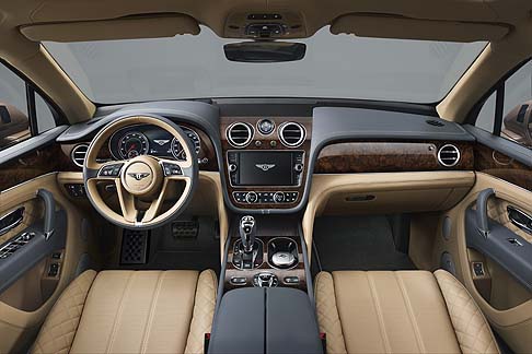Bentley - Numerosi sono gli ausili alla guida durante la guida in mabiente urbano, come, ad esempio, il sistema di rilevamento della segnaletica stradale, l'avviso di attraversamento posteriore e il sistema Top View.
