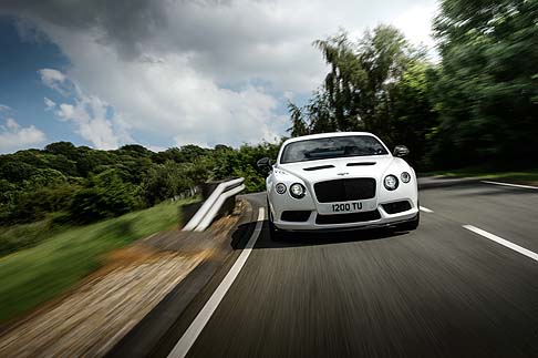 Bentley - A bordo, la nuova Continental GT3-R offre un esclusivo abitacolo a due posti realizzato a mano in fibra di carbonio, rivestito in Alcantara e pelle di prima qualità.  width=