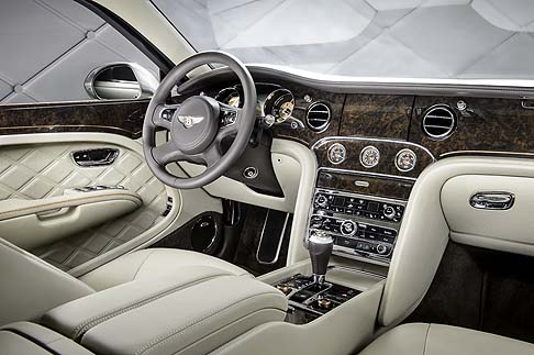 Bentley - Grazie all’offerta del sistema ibrido di Bentley, i clienti potranno scegliere fra vari propulsori moderni. width=