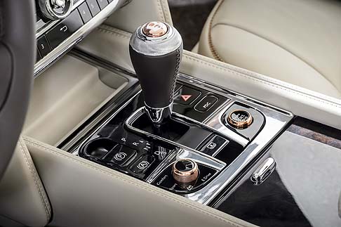 Bentley - Ulteriore elemento di raffinatezza viene rappresentato dalle cuciture incrociate in rame sugli interni trapuntati a rombi della specifica Mulliner Driving. width=