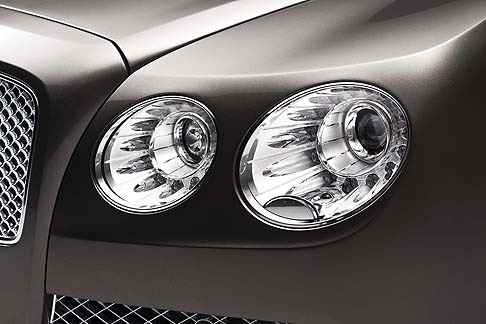 Bentley - Le opzioni includono la Specifica Mulliner Driving, che comprende cinque tipi di cuoio aggiuntive, espandendo il numero di sfumature disponibili a 17, e altri cinque tipi di radica. width=