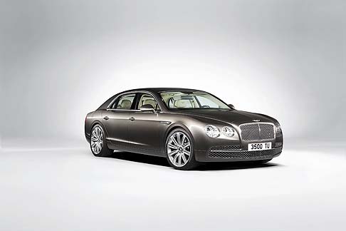 Bentley - Sulla parte posteriore, uno sportello del vano bagagli più lungo e ribassato offre un aspetto più netto. width=