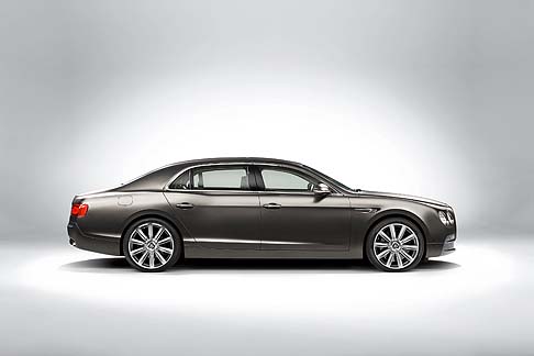 Bentley - La nuova struttura della carrozzeria comprende, inoltre, un rinforzo sui montanti centrali, sulle soglie delle portiere e sulle traverse anteriori oltre a componenti deformabili nel pavimento per un trasferimento del carico ottimale. width=