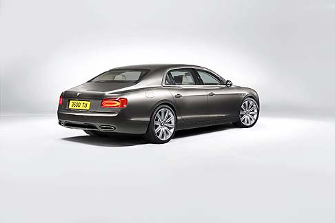 Bentley -  parafanghi sono stati modellati con la tecnica “Superforming” adottata dall'industria aerospaziale, impiegando aria compressa per forgiare fogli di lega riscaldati nella forma richiesta a oltre 500 °C.  width=