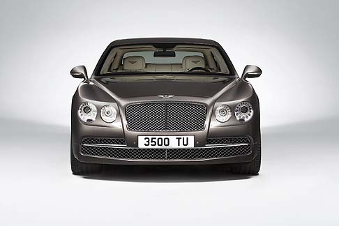 Bentley - A bordo l’abitacolo risulta lussuoso e molto confortevole, grazie anche alla presenza di tecnologie avanzate. width=