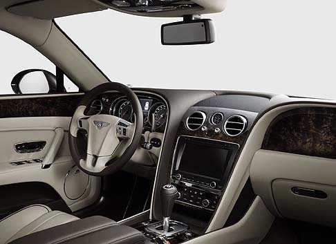 Bentley - l motore della vettura è il noto W12 biturbo da 6 litri di Bentley, abbinato al cambio ZF a otto marce di ultima generazione, è in grado di erogare ben 625 CV di potenza e 800 Nm di coppia.  width=