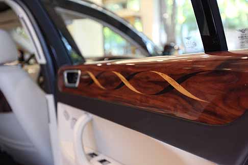 Bentley - Bentley Continental Flying Spur con rifiniture interne con mateirale santos rosewood by Linley width=