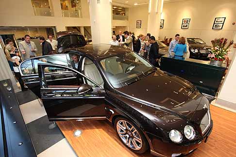 Bentley - Bentley Continental Flying Spur Linley presentata presso la concessionaria Bentley Jack Barclay di Londra width=
