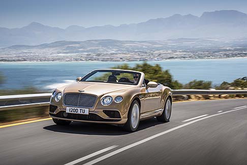 Bentley - Nel posteriore, la vettura offre un cofano bagagli dal design più scolpito, con un profilo aerodinamico pronunciato in prossimità del bordo di uscita. La V8 S e la GT Speed adottano un nuovo design per il diffusore posteriore.  width=