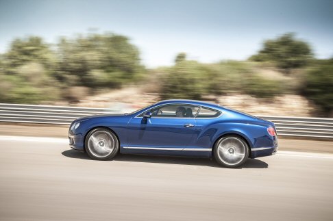 Bentley - Prestazioni così straordinarie sono sostenute da soluzioni tecniche specifiche, come il telaio ottimizzato con molle, barre antirollio e boccole potenziate, un assetto di marcia ribassato. width=
