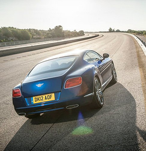 Bentley - La nuova GT Speed monta dischi dei freni in ghisa ventilati da 405 mm di diametro all’anteriore e da 335 mm al posteriore e pinze a otto pistoncini di serie. width=