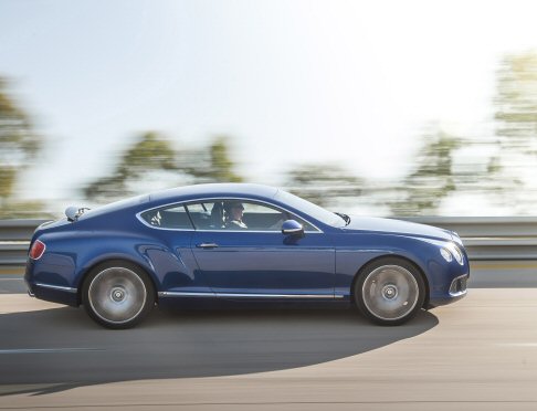 Bentley - Tra le dotazioni estetiche si segnalano i cerchi in lega a dieci razze da 21 pollici, la calandra a nido d’ape del radiatore e le griglie sotto il paraurti anteriore in tinta scura. width=