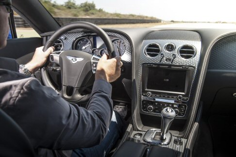 Bentley - A bordo troviamo la dotazione Specifica Mulliner Driving, con particolari in pelle trapuntati e traforati e dettagli in metallo chiaro, oltre ad un’ampia scelta di finiture tecniche opzionali. width=