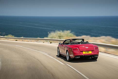 Bentley - Per quanto riguarda le prestazioni, queste sono assicurate dal motore Bentley V8 da 4 litri biturbo ancora più efficiente e potente, che eroga fino a 528 CV di potenza (389 kW). width=
