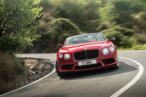 Bentley - Abbinato al cambio automatico ZF a 8 velocità di tipo close-ratio, il propulsore garantisce accelerazioni da brivido e una erogazione di potenza molto fluida.  width=