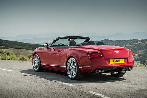 Bentley - Secondo i dati ufficiali dichiarati, la GT V8 S, in versione coupè, scatta da 0-100 km/h in soli 4,5 secondi e raggiunge una velocità massima di 309 km/h. width=