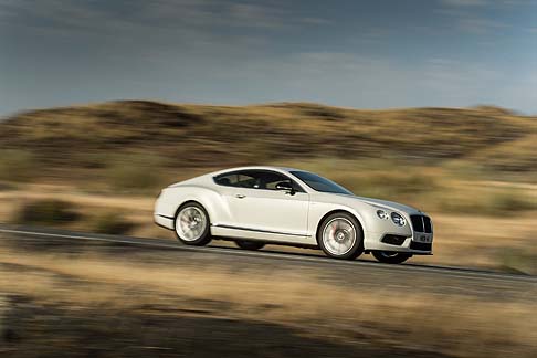 Bentley - La GT V8 S presenta un controllo elettronico della stabilità ottimizzato, che permette un maggiore slittamento delle ruote a velocità più elevate. width=