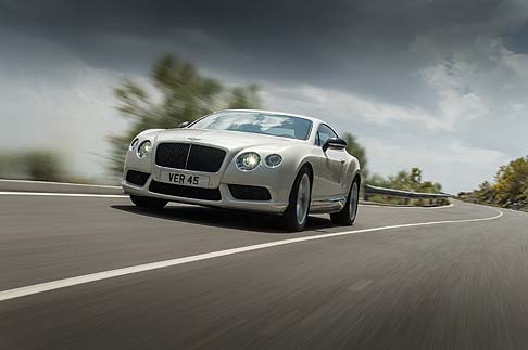 Bentley - Tra le nuove soluzioni estetiche spiccano lo splitter frontale affilato, minigonne laterali e un diffusore posteriore sottile, con finitura in Beluga lucido. width=