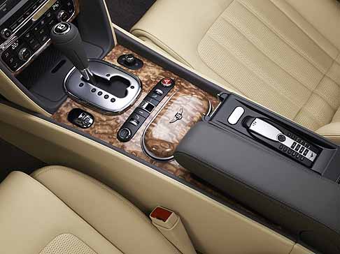 Bentley - Bentley Continental GTC dettaglio cambio e interni vettura width=