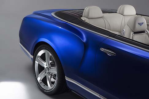 Bentley - I cerchi con razze inclinate Bentley sono rifiniti a mano e poi lucidati per un risultato sorprendente, ed evocano la potenza e la coppia che si celano sotto il cofano.  width=