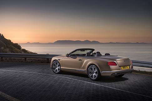 Bentley - Le modifiche sulla Continental GT MY 2016 sono state introdotte sul paraurti anteriore, mentre in coda l’impatto visivo è ancora più massiccio e imponente. width=