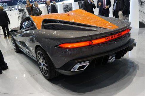 Bertone - Supercar estrema, Nuccio Concept riproduce lo studio di una berlinetta equipaggiata con motore posteriore centrale, rappresentato dal motore 8 cilindri a V da 4,3 litri e ben 480 CV di potenza. width=