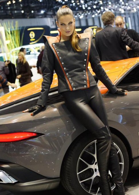 Bertone - La vettura esprime in chiave evoluta il concetto del monovolume cab forward, l’abitacolo in posizione molto avanzata, inventato da Bertone nel 1967 con la Carabo. width=