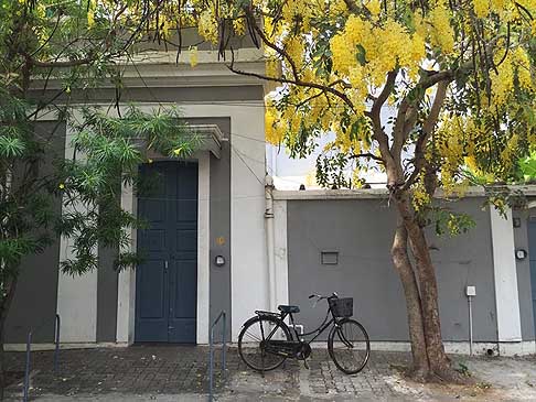 Traffico e atmosfere indiane - Bicicletta a Pondicherry in India width=