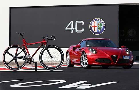 Alfa Romeo - Il design e il carattere della nuova supercar Alfa Romeo 4C si trasferisce ad un interessante bicicletta, l’Alfa Romeo 4C IFD, progetto caratterizzato da un design ricercato, leggerezza e telaio innovativo.  width=
