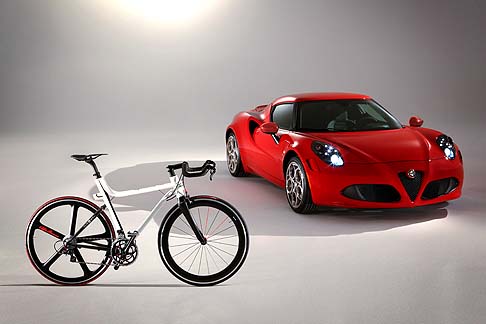 Alfa Romeo - Lo stile dinamico e fluido della supercar Alfa Romeo ha ispirato la struttura del telaio della bicicletta, che mostra il numero 4 stilizzato. width=