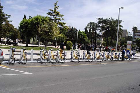 Bike - Bike Sharing Acquaviva Piazza Garibaldi con 20 postazioni di Bici width=