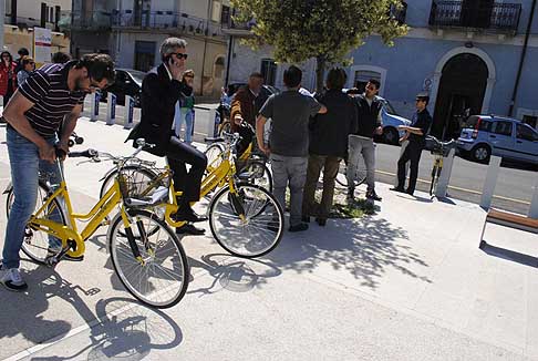 Bike - Bike Sharing il sindaco Squicciarini di Acquaviva delle Fonti in bicicletta width=