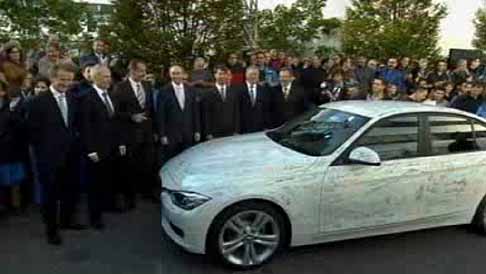 BMW - BMW Serie 3 e dirigenti BMW nell'area esterna width=