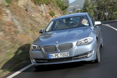 BMW - BMW ActiveHybrid 5 berlina con esclusiva colorazione esterna Bluewater metalizzato width=