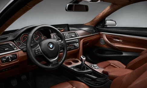 BMW - Oltre al tipico volto BMW, caratterizzato dal doppio rene e i doppi proiettori circolari, la caratteristica più evidente è rappresentata dall’ampia presa d’aria inserita nella minigonna anteriore. width=