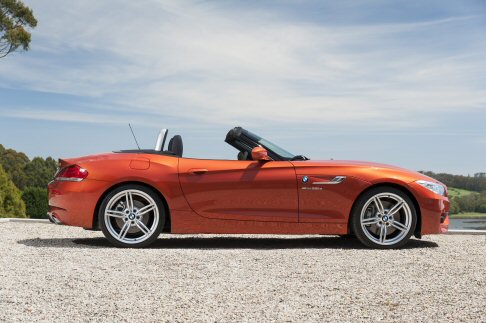 BMW - Il nuovo modello d’ingresso è rappresentato dalla versione BMW Z4 sDrive18i, alimentata da un motore da 2.000 cm³ da 156 CV con tecnologia BMW TwinPower Turbo. width=